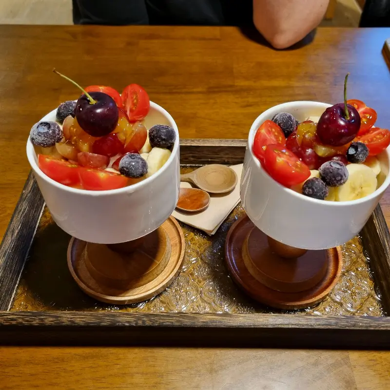 다양한 과일이 올려진 디저트