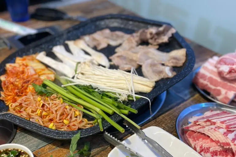 불판 위에 구워진 고기와 야채들