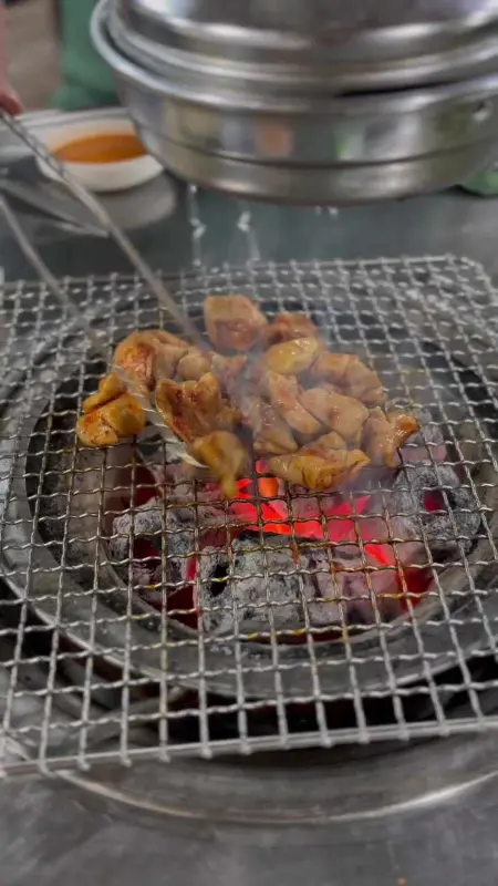숯불 위에서 익어가는 곱창