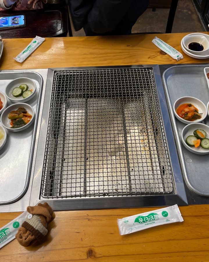 깔끔하게 정돈된 테이블과 숯불