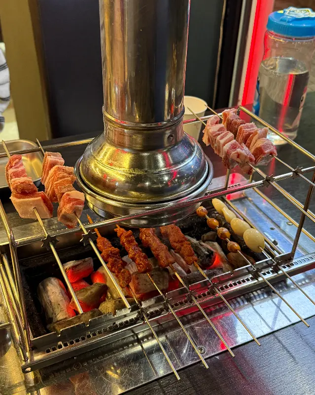 노릇하게 구워진 양갈비 꼬치와 양꼬치