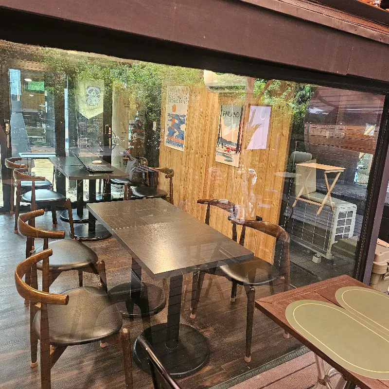 따뜻한 분위기의 카페 내부 테이블 좌석