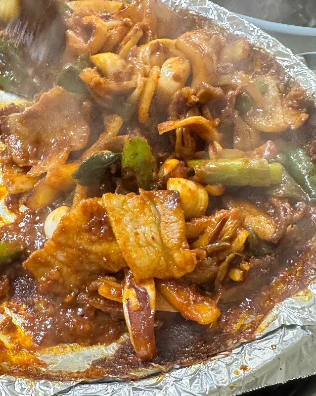 흥일회관 오삼불고기 볶는 모습