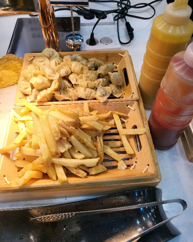 다양한 쌈 채소와 샐러드바 메뉴