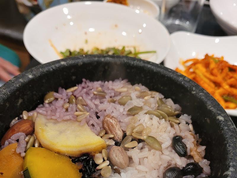 영양돌솥밥의 클로즈업 사진