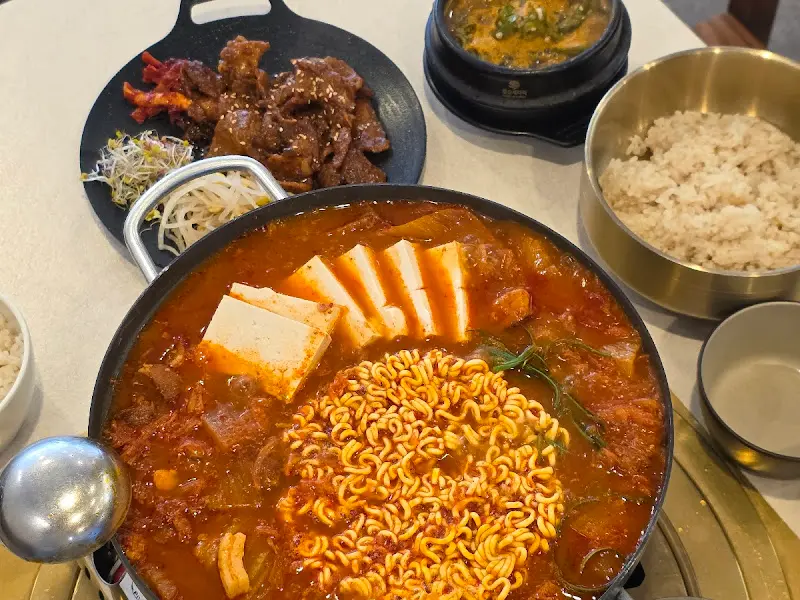 김치찌개와 푸짐한 한 상