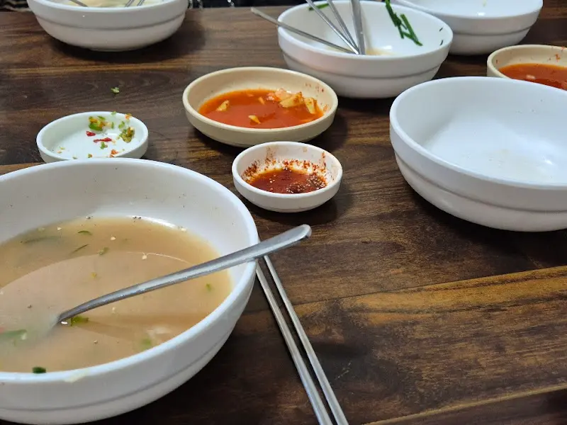 테이블에 놓인 칼국수 그릇과 양념장