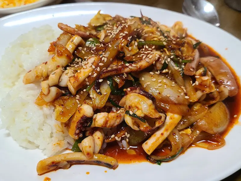 윤기가 흐르는 오징어 덮밥