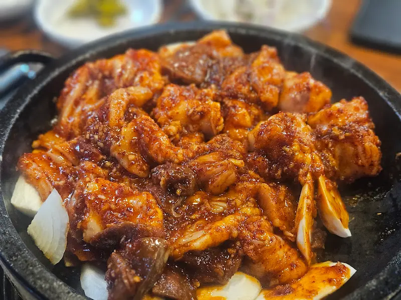 돌판 위에서 익어가는 양념 OOO