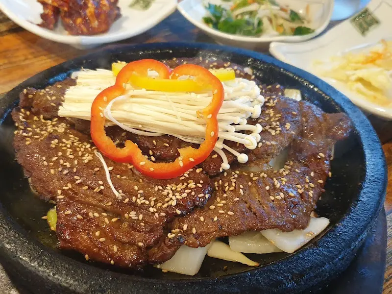 윤기가 흐르는 석갈비