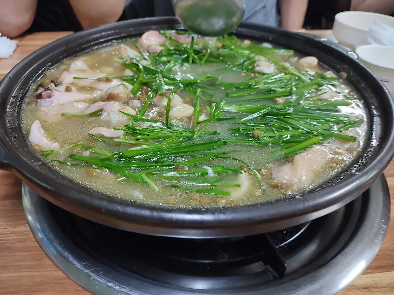 푸짐한 닭백숙 한 상