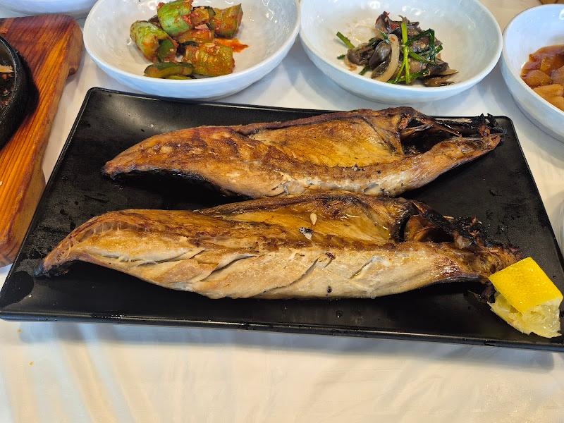 노릇하게 구워진 고등어구이