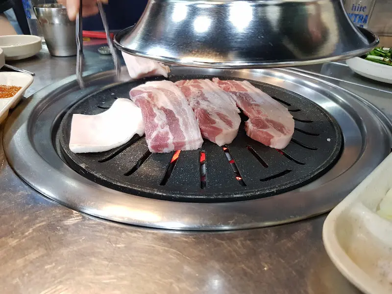 숯불 위에서 익어가는 삼겹살