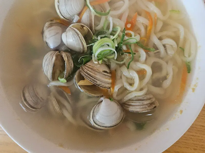 푸짐한 바지락이 들어간 물총칼국수