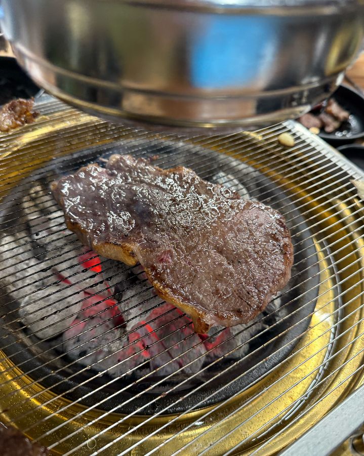 숯불 위에서 구워지는 갈비살