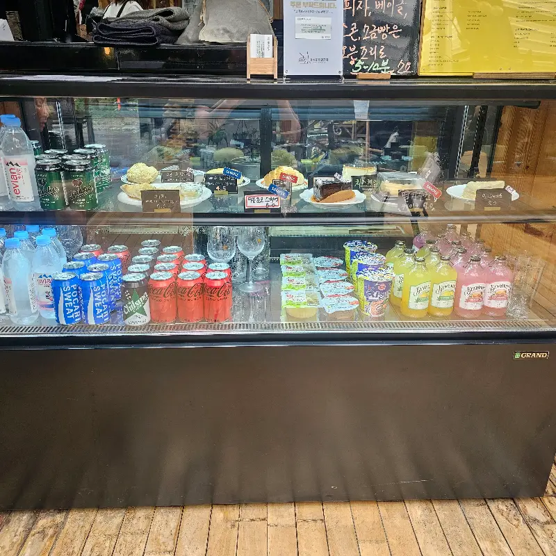 깔끔하게 정돈된 카페 내부 모습