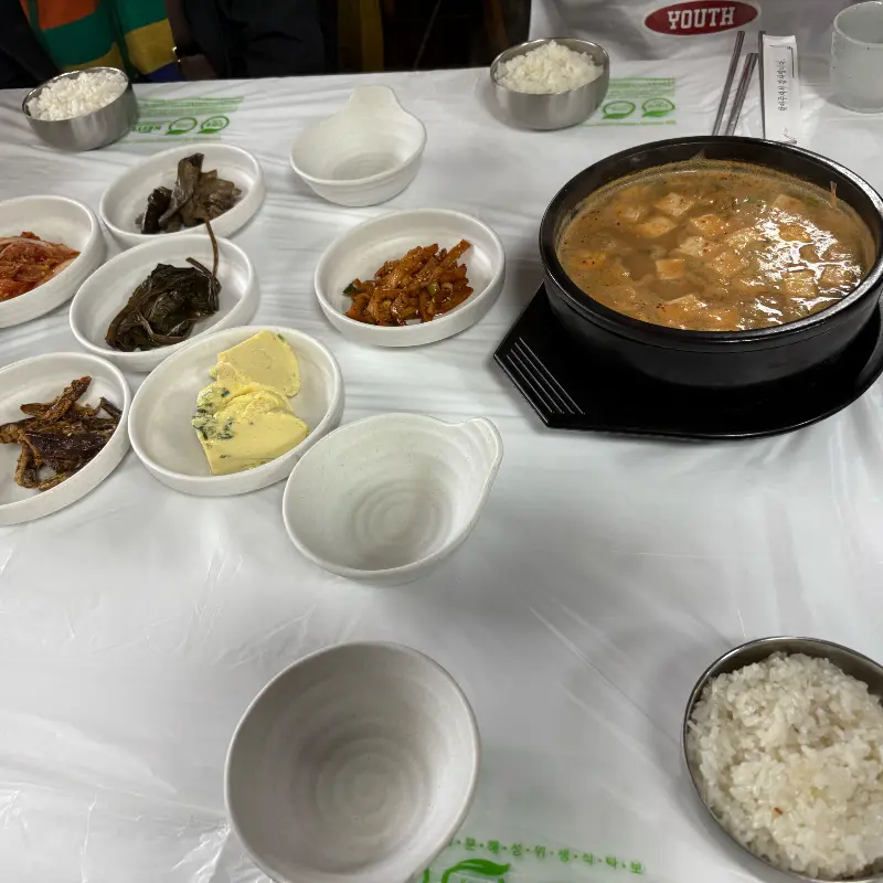 고토일 청국장의 푸짐한 한 상 차림