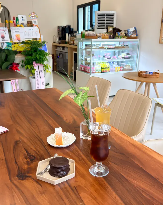 테이블 위에 놓인 디저트와 음료