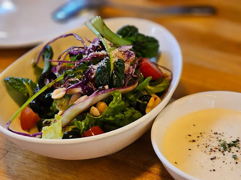 신선한 샐러드와 따뜻한 수프