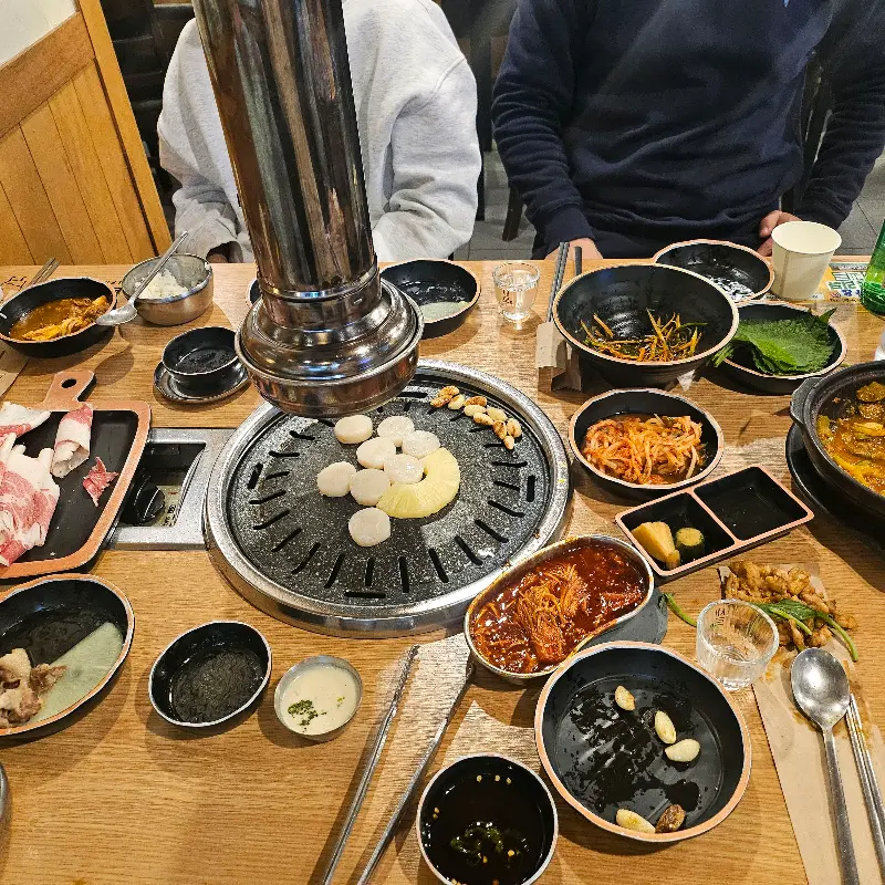 불판 위에서 노릇하게 구워지는 치즈