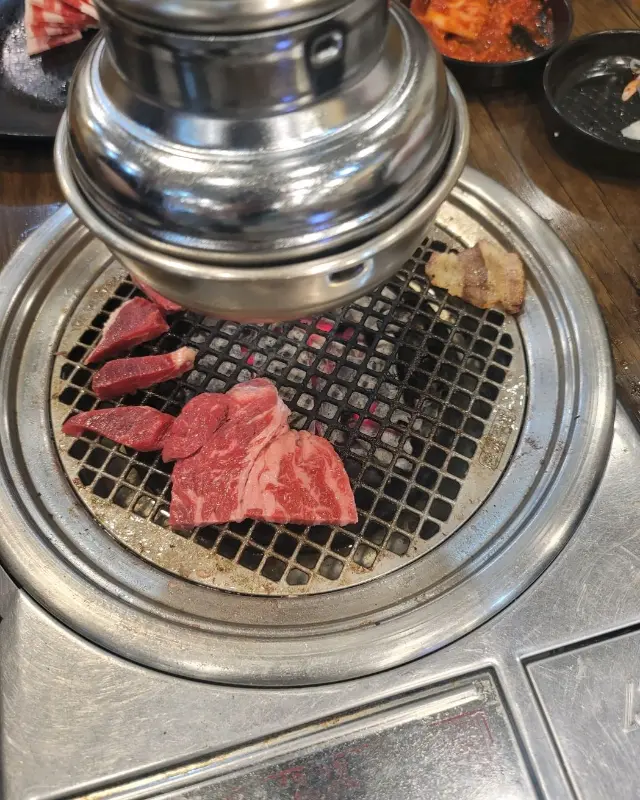 숯불에 구워지는 소고기