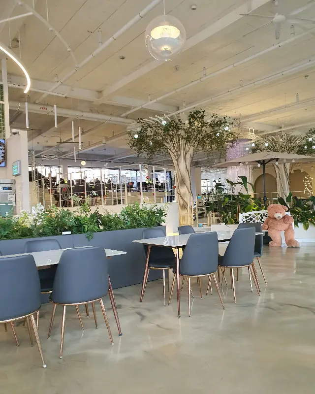 넓고 쾌적한 카페 내부