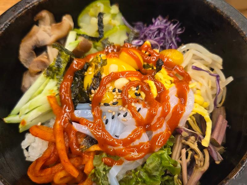 돌솥 안에서 지글지글 익어가는 돌솥비빔밥