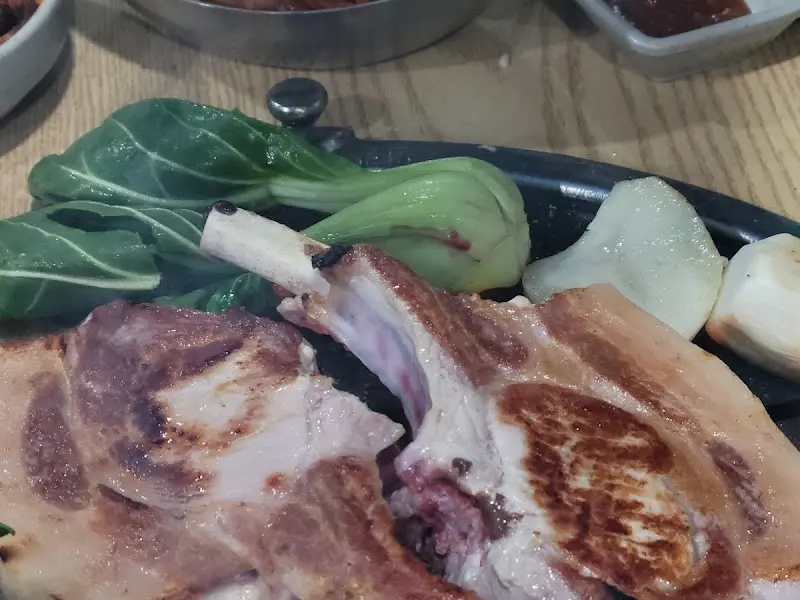 구운 채소와 고기의 조화