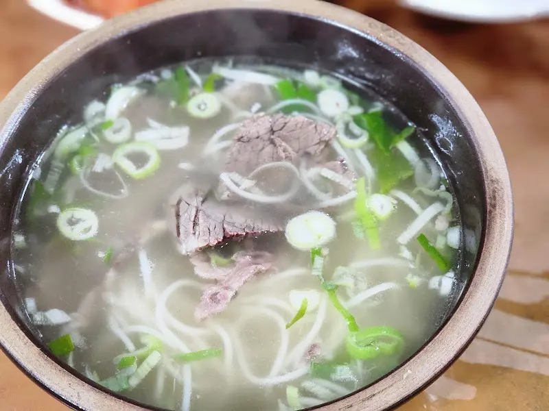 맑은 국물에 소면과 고기가 들어있는 설렁탕