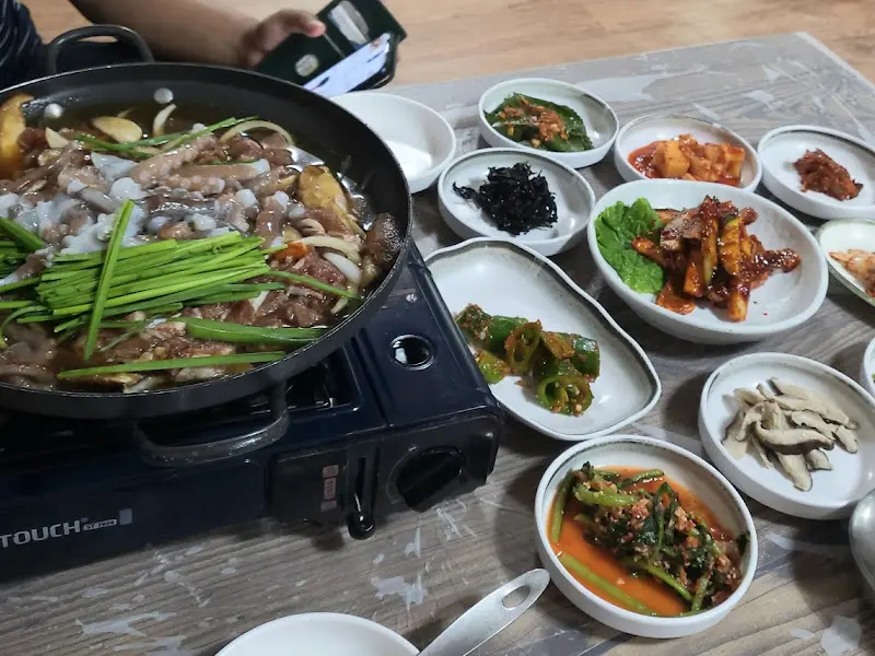 불낙과 다양한 밑반찬이 함께 놓여 있는 테이블