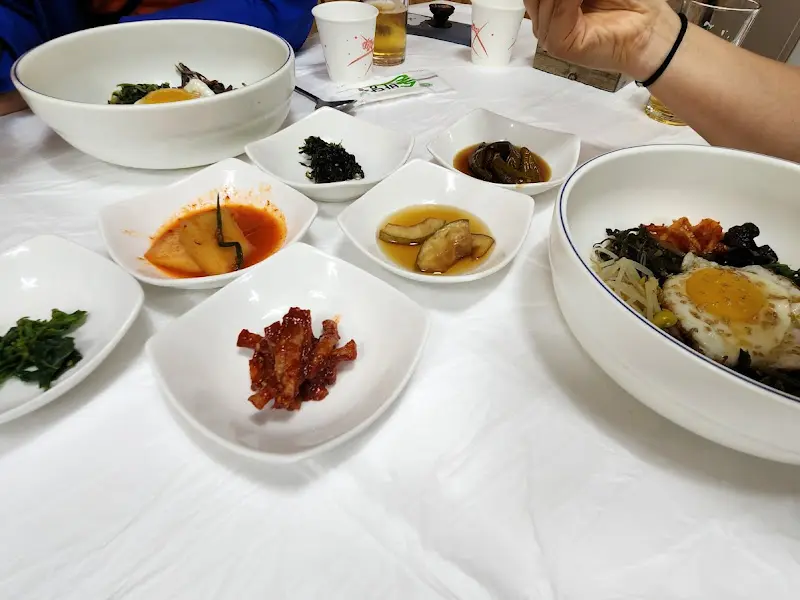 비빔밥과 밑반찬이 차려진 테이블