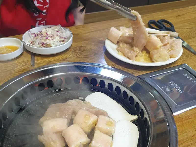 불판 위에 OOO을 올리는 모습