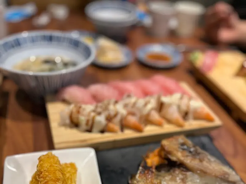 초밥과 함께 놓인 미니 우동