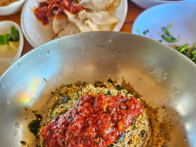 막국수 위에 올려진 매콤한 양념장