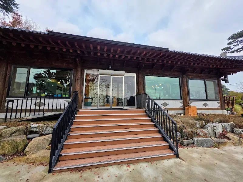 정갈한 한옥 외관