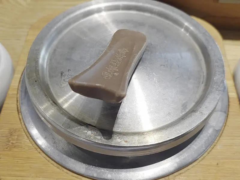 윤기가 흐르는 솥밥 뚜껑