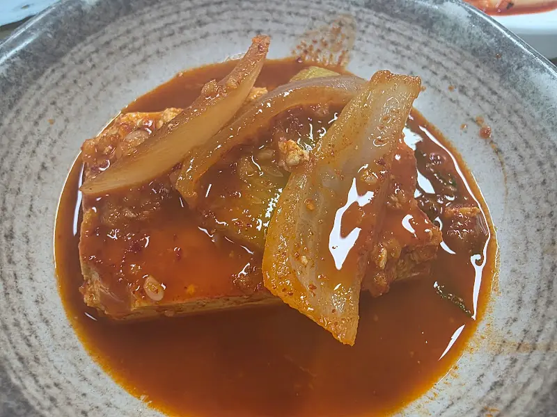 양념에 졸여진 두부의 모습