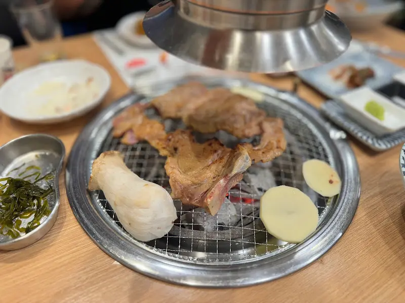 고기, 버섯, 감자가 함께 구워지는 모습