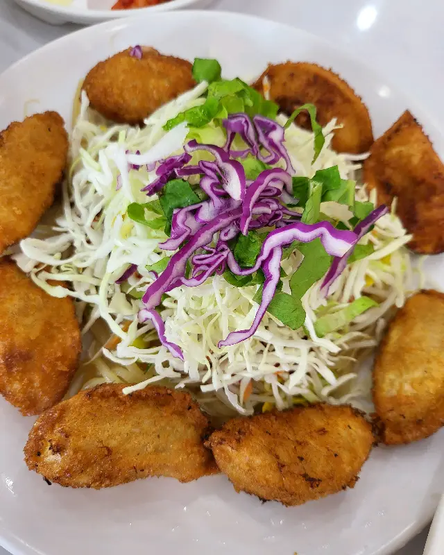 푸짐한 비빔만두