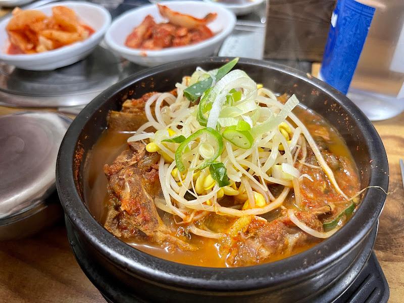 뼈다귀해장국과 깍두기