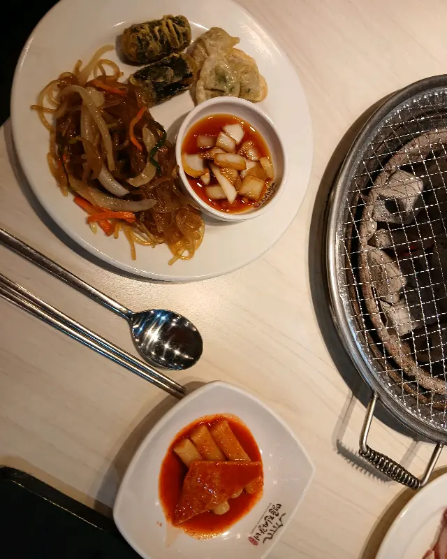 샐러드바 음식과 숯불