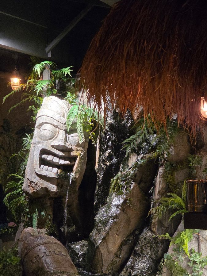 정글을 연상시키는 인테리어