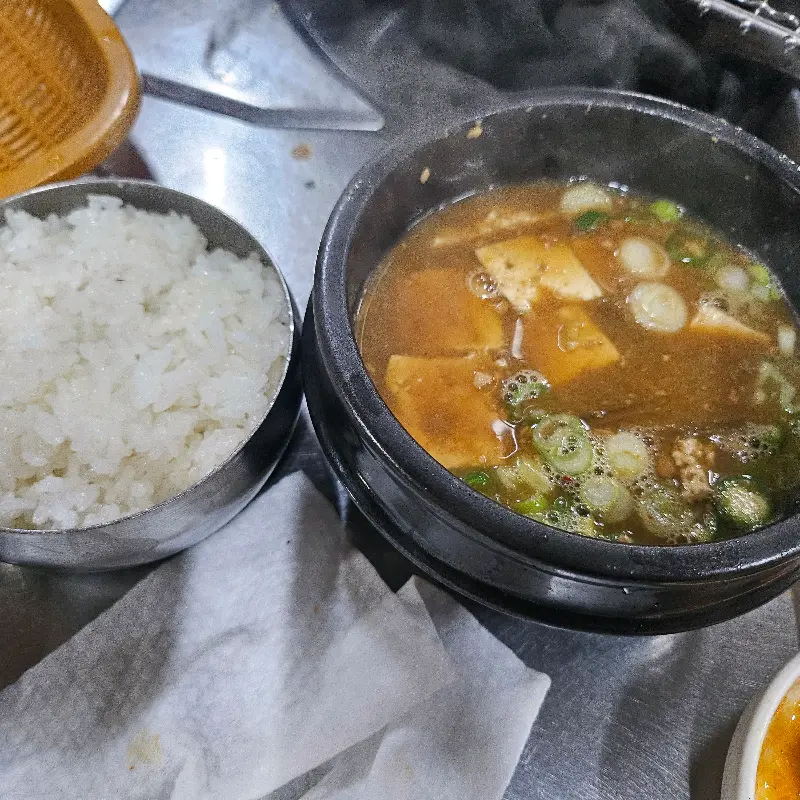 밥과 함께 제공되는 된장찌개