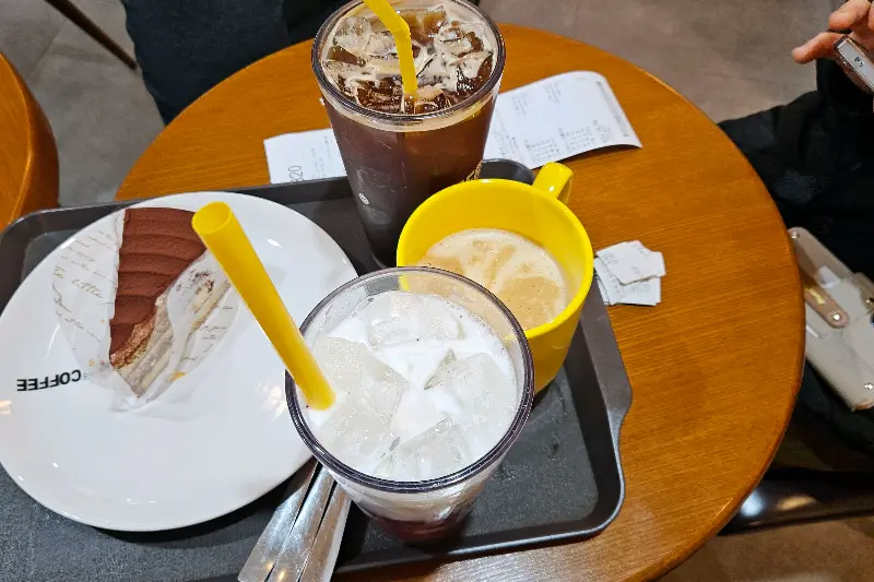 메가커피 음료와 디저트