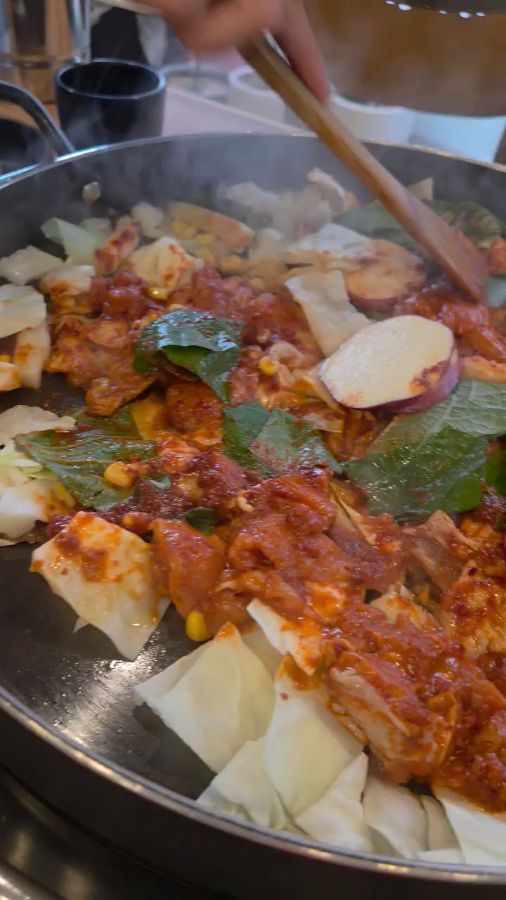 닭갈비 볶는 모습