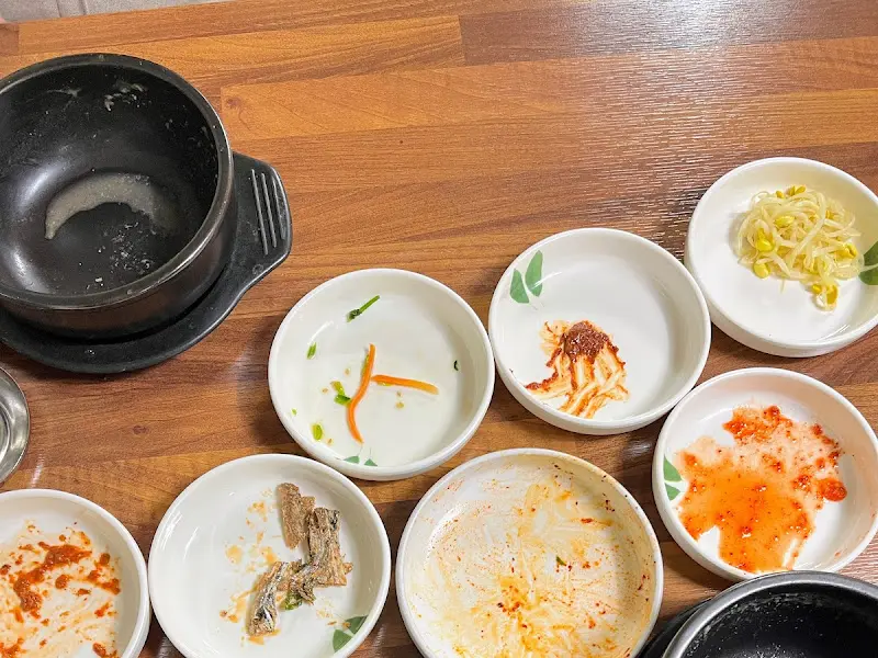 깨끗하게 비워진 뚝배기