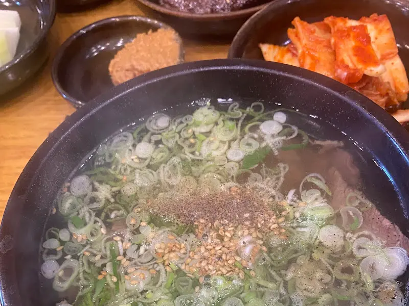 파와 깨가 듬뿍 올려진 곰탕