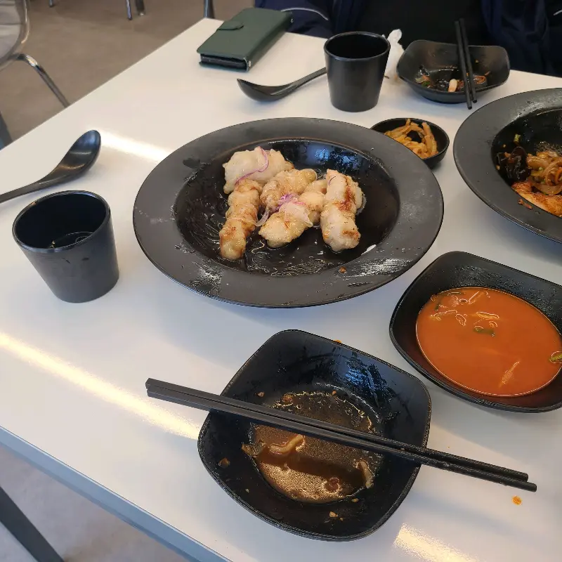 깔끔하게 비워진 식탁