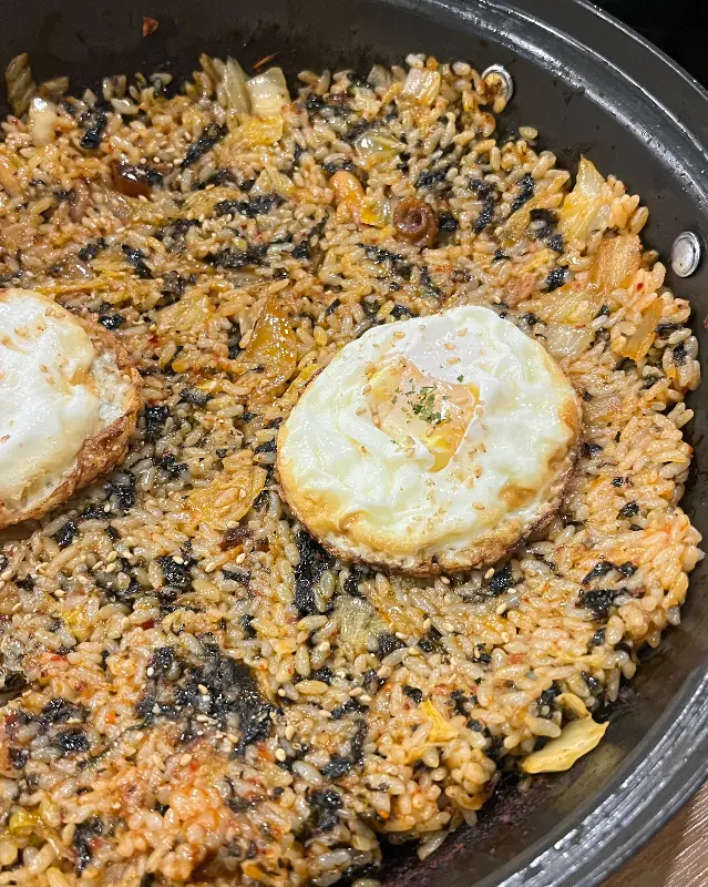 볶음밥 위에 계란 후라이