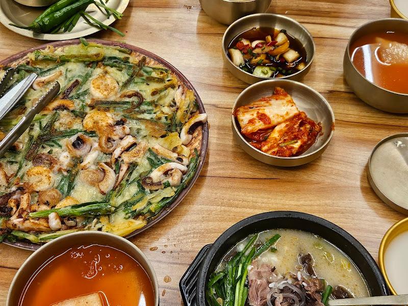 다채로운 밑반찬과 해물파전, 그리고 국밥의 조화